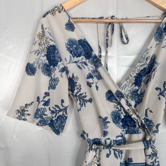 Floral Blue and White belted V neck and back lined romper size Small - Picture 2 of 9